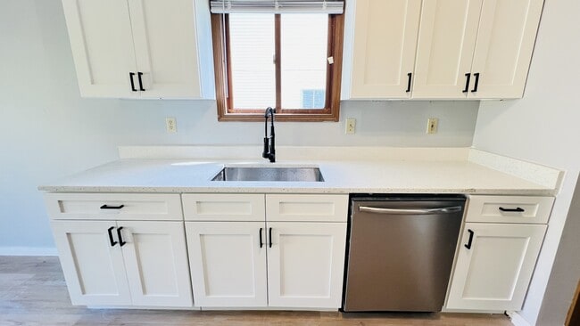 Building Photo - 431 S Village Ct
