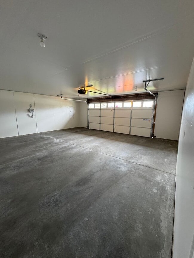 Building Photo - Stylish Ranch Home with Open Floor Plan in...