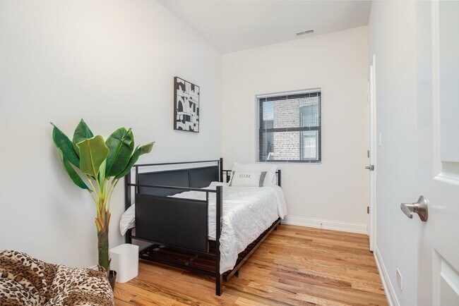 Building Photo - 5407 S Harper Ave