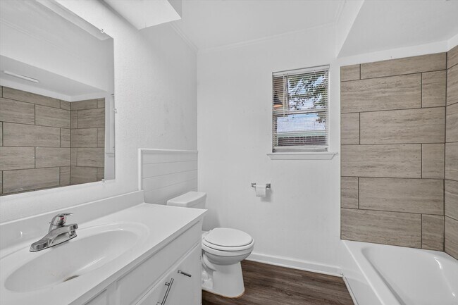 Building Photo - 208 D St