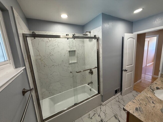 Building Photo - Spacious 3-bedroom home in Quiet El Sobran...