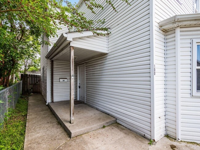 Building Photo - 100 S Oakley Ave