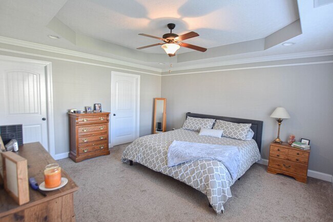 Building Photo - Pet Friendly Three Bedroom!