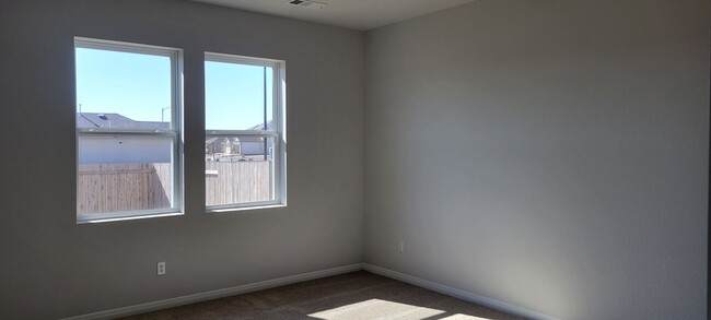 Building Photo - Open Floor Plan, Close to Shopping, Fenced...