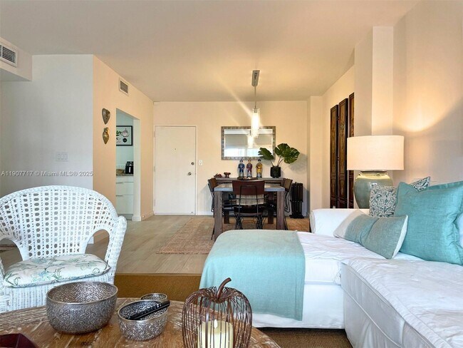 Building Photo - 500 Bayview Dr