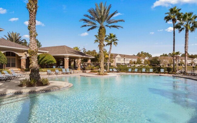 Building Photo - Beautifully updated 2 bed, 2 bath third-fl...