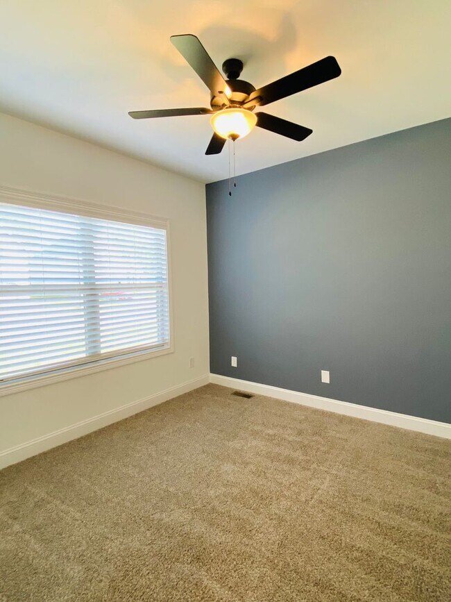 Building Photo - Luxury Home