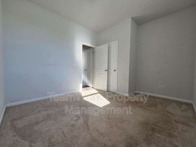 Building Photo - 454 Zenith Blvd