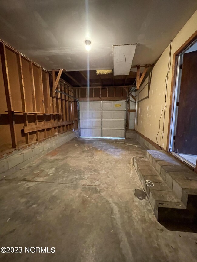 Building Photo - 1002 Stillwood Cir