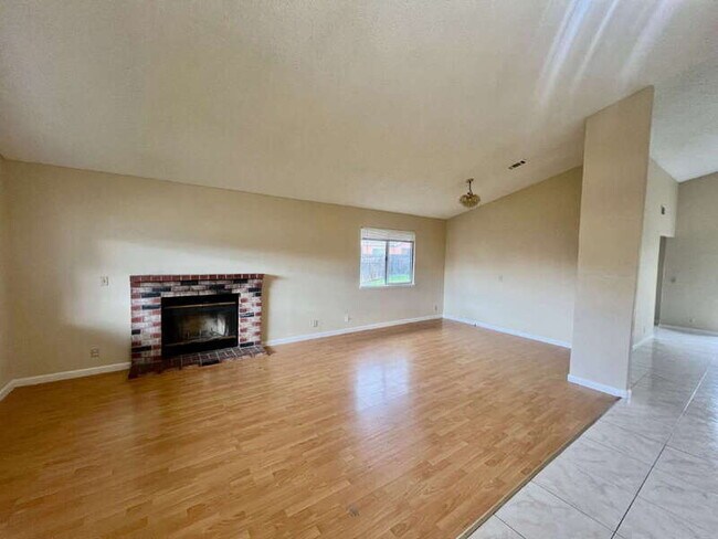 Building Photo - 827 Crested Dr