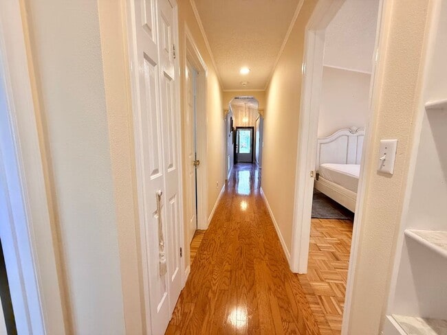 Building Photo - Beautiful Centrally Located 3/2