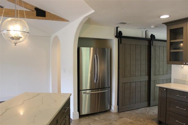 Building Photo - 908 River Rd