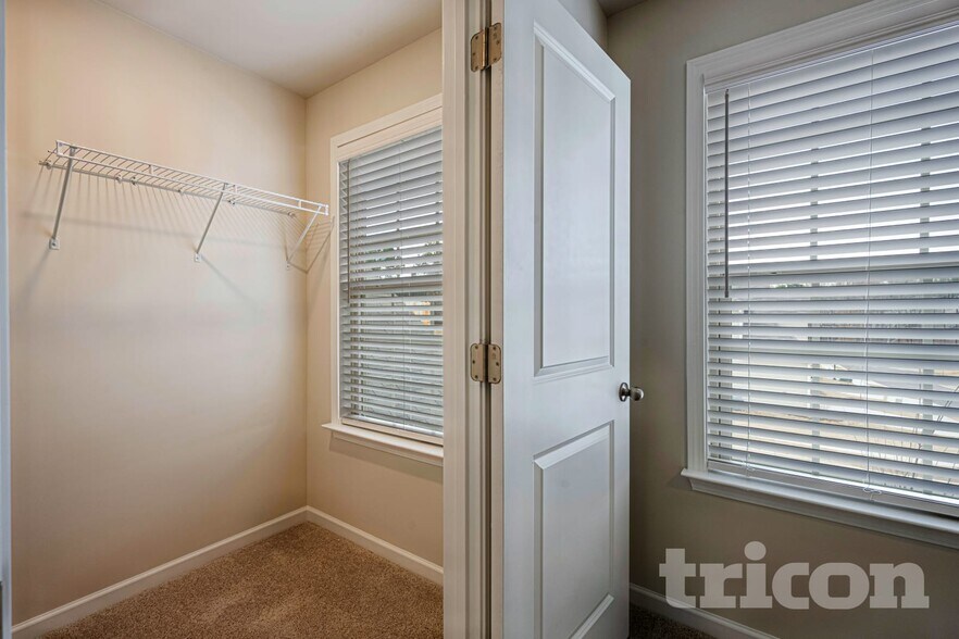 Building Photo - 431 Curlin Ct
