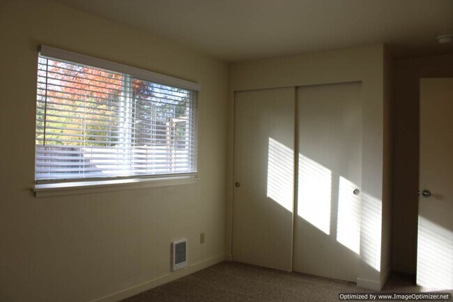 Building Photo - Updated One-Story 2-Bedroom Duplex with Ga...