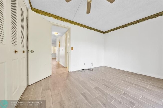 Building Photo - 165 Sussex I