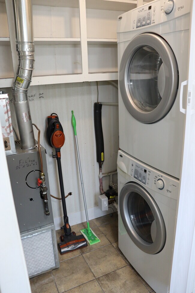 Building Photo - 946 32nd Ave N