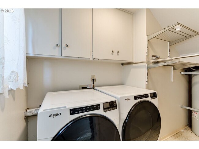 Building Photo - 2-Bedroom 1 1/2- bathroom Townhouse style duplex.