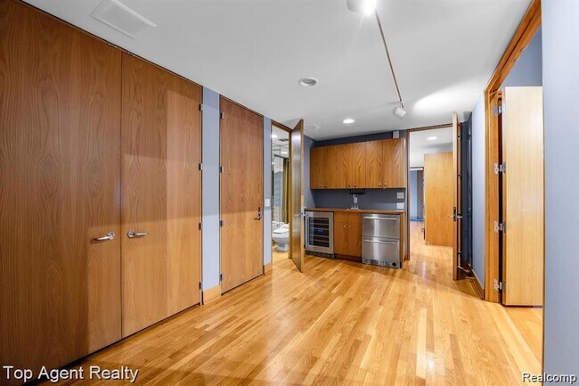 Building Photo - 5760 Snowshoe Cir