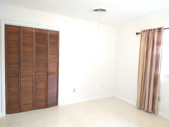 Building Photo - 1541 Maplewood Dr