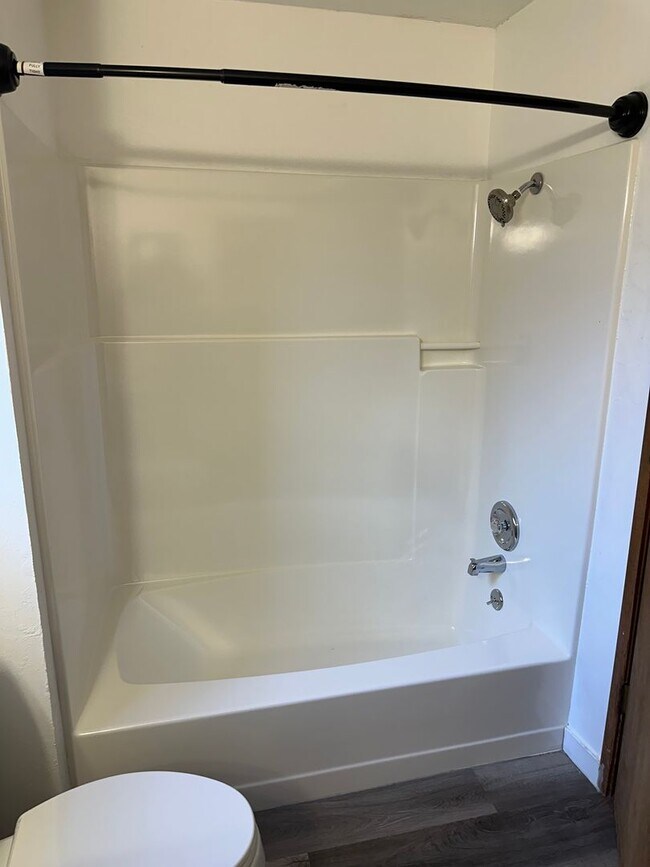 Building Photo - Updated 3 bedroom 1.5 bath house in Eugene!