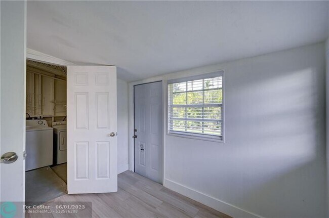 Building Photo - 5521 SW 39th St