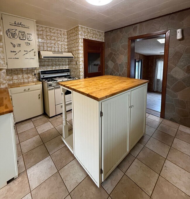 Building Photo - Home With Personality