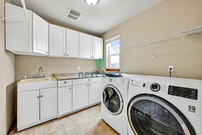 Building Photo - Beautiful 3 Bed, 2.5 Bath Parkside Home – ...