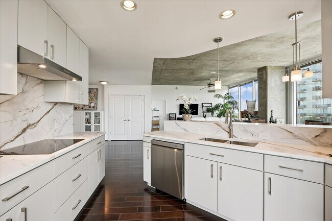 Building Photo - 5925 Almeda Rd