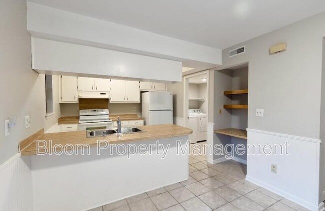 Building Photo - 579 Travelers Blvd