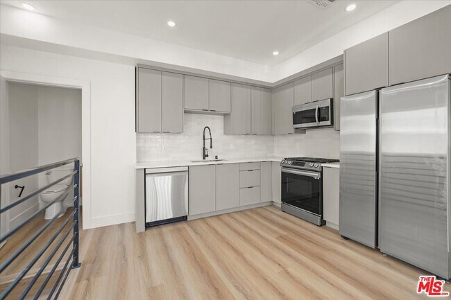 Building Photo - 912 N Hudson Ave
