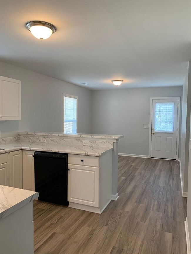 Building Photo - 3 Bedroom 2 Bath Renovated House Available Now on Park Avenue