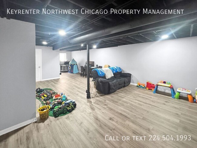 Building Photo - 142 Roslyn Pl