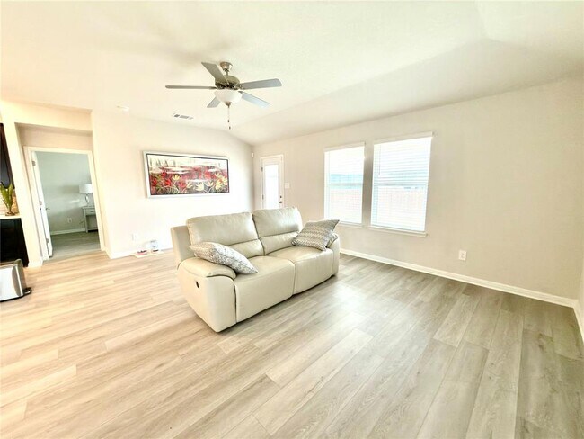 Building Photo - 310 Fossil Dr