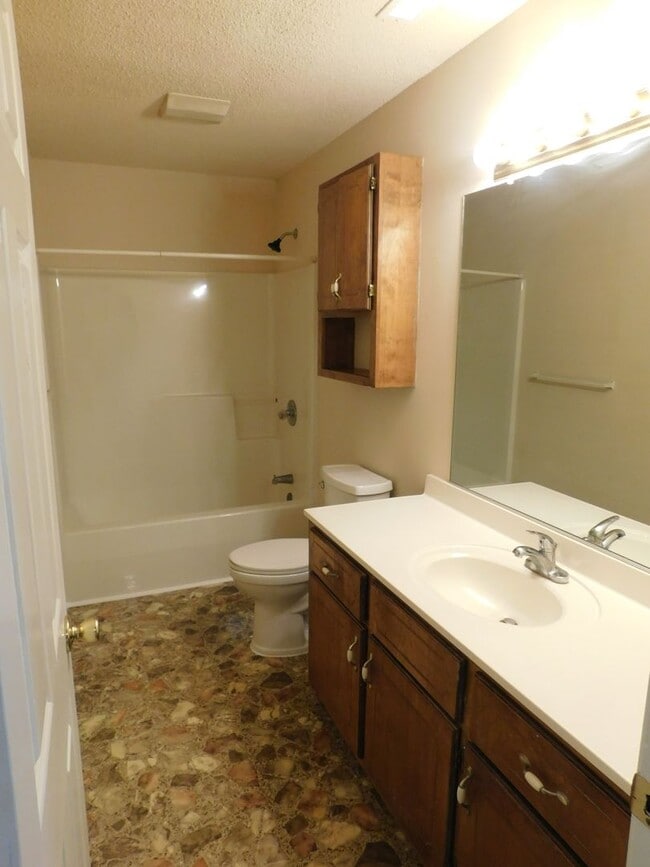 Building Photo - Cozy Home