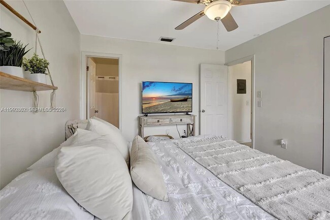 Building Photo - 561 NW 100th Pl