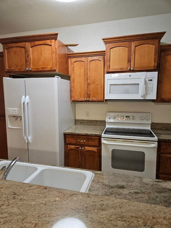 Building Photo - Beautiful 2 Bedroom Condo Avail 9/2