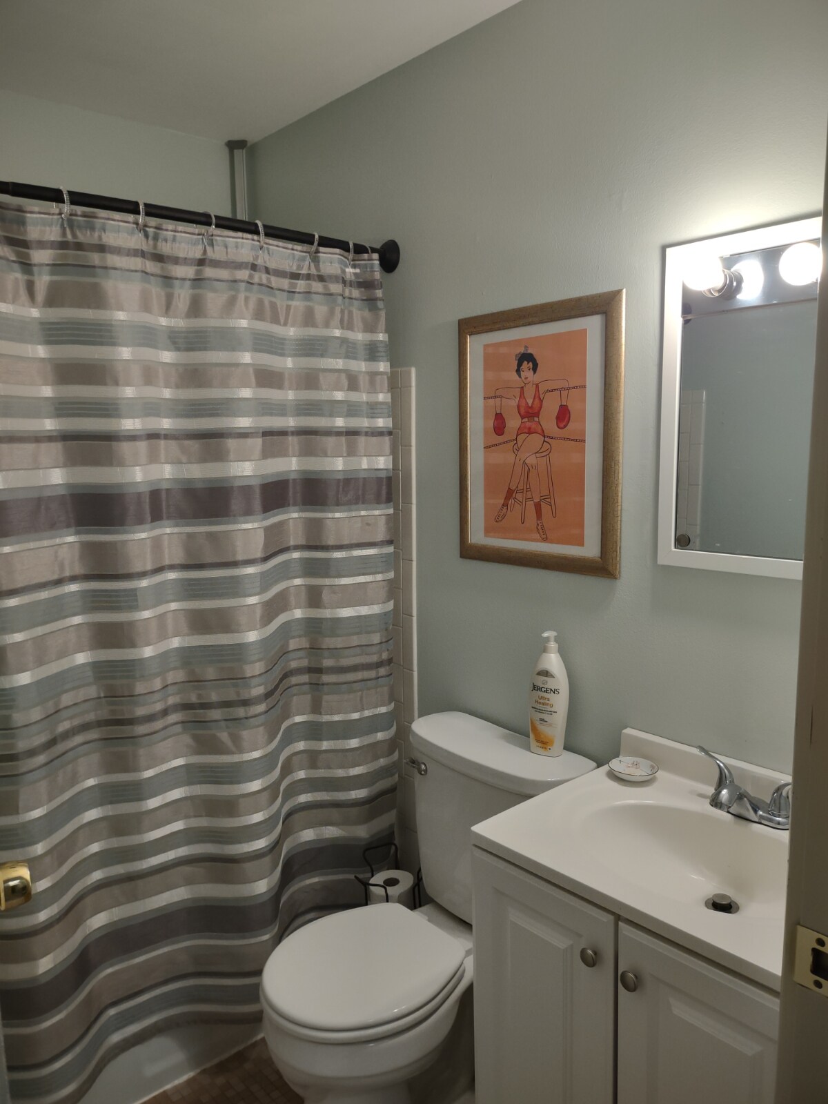 Full Bath w/ Shower/Tub - 403 East Bluff