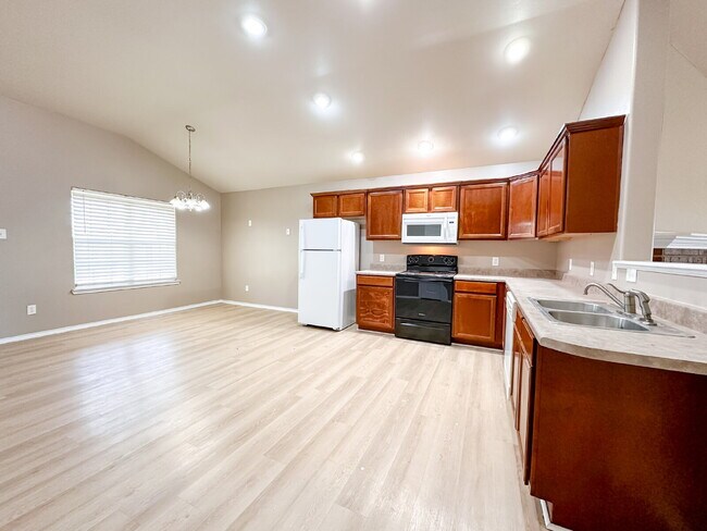 Building Photo - 3-Bedroom Home in Milwaukee Ridge!