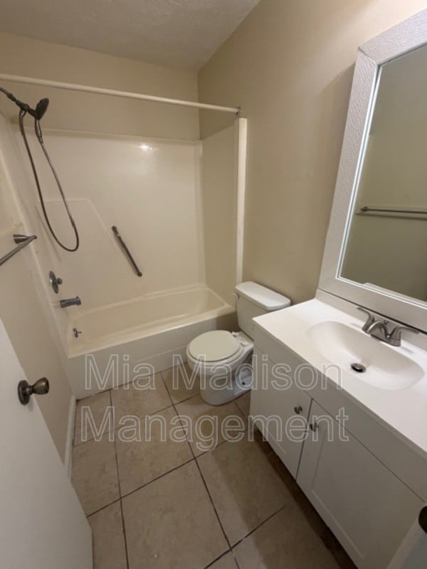 Building Photo - 11 Peach Ct