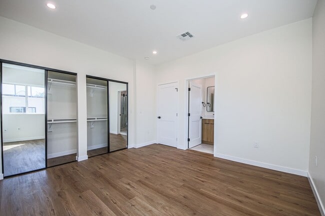 Building Photo - Ultra-Luxury Brand New 2 bed/2.5 bath and ...