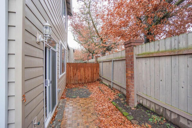 Building Photo - THREE BEDROOM TOWNHOME IN HAZEL DELL