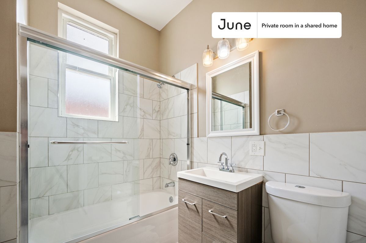 Building Photo - Private bedroom in 3 bed/1 bath Home
