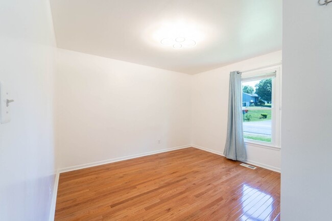 Building Photo - 3 bed 2 bath Chancellor Hills Home