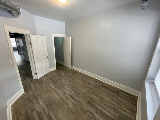 Building Photo - 4431 N Racine Ave