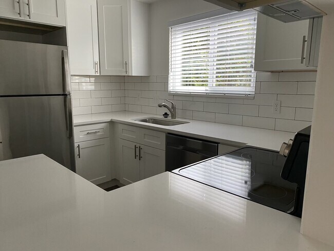 Building Photo - Golden View Apartments