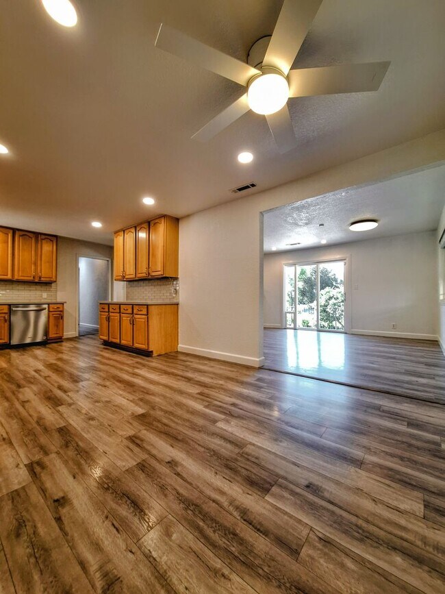 Building Photo - 10501 Observatory Dr