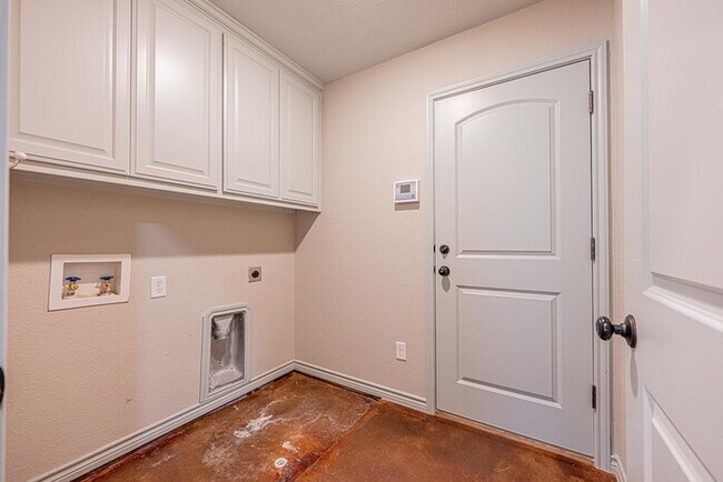 Building Photo - 3 bed 2 bath home with 2 car garage!