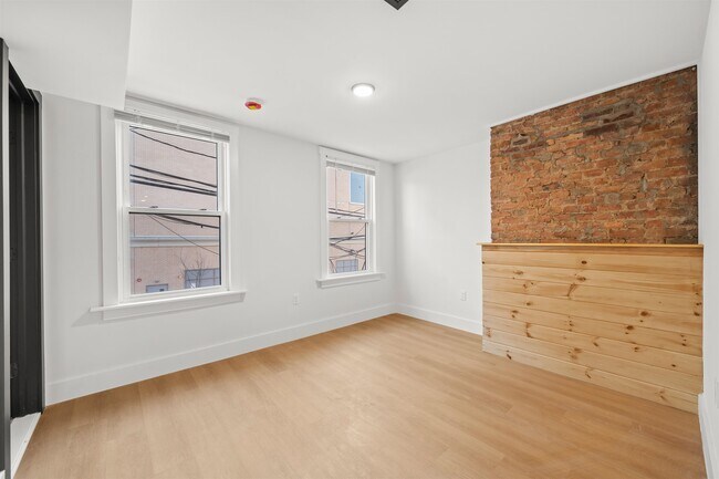 Building Photo - 14 Westervelt Pl