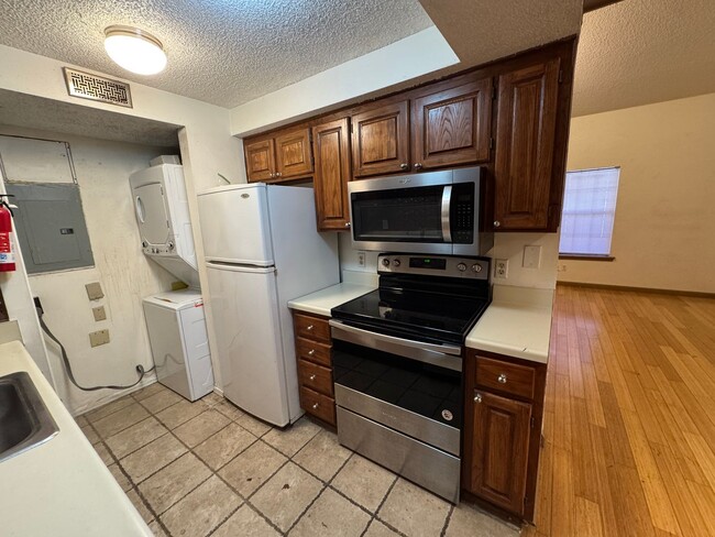 Building Photo - Move -in Special: Cute 2 Bedroom condo (ga...