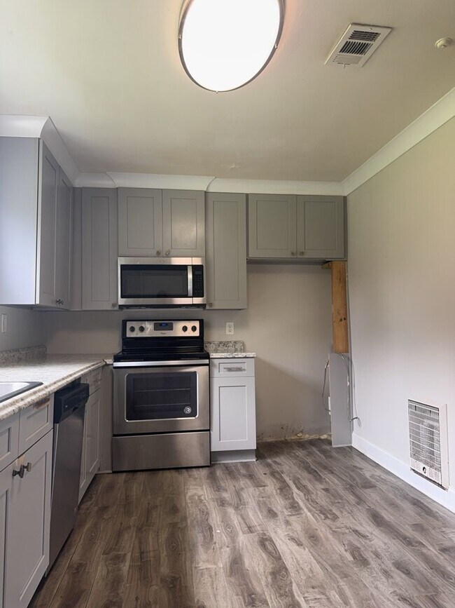 Building Photo - 3 bedroom Home- SECTION 8 ACCEPTED